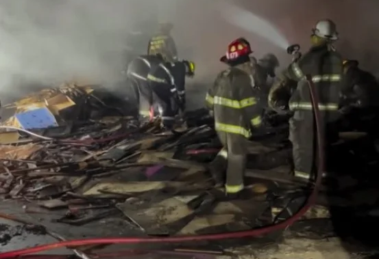 Feroz incendio en una maderera de Hurlingham: más de 30 bomberos varias horas